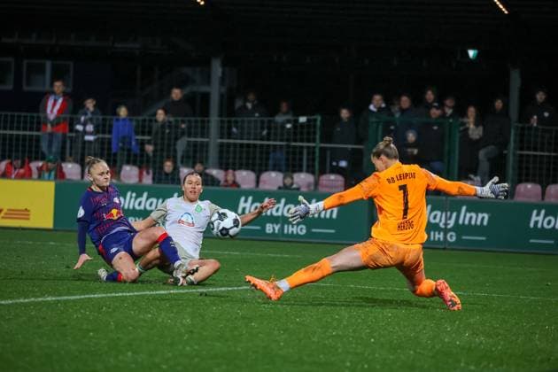 Larissa Muehlhaus (SV Werder Bremen Frauen, 07) setzt sich gegen Nikoline Dudek (RB Leipzig Frauen, 24) durch, Elvira Herzog (RB Leipzig Frauen, 01) versucht Ball Schuss zu halten, RB Leipzig Frauen vs. SV Werder Bremen Frauen, Fussball, DFB-Pokal Frauen, Achtelfinale, Saison 2025 2026, 16.11.2025,¨ DFL REGULATIONS PROHIBIT ANY USE OF PHOTOGRAPHS AS IMAGE SEQUENCES AND OR QUASI-VIDEO,¨ RB Leipzig Frauen vs. SV Werder Bremen Frauen, Fussball, DFB-Pokal Frauen, Achtelfinale, Saison 2025 2026, 16.11.2025 Leipzig Copyright: xEibner-Pressefoto LauraxRoemerx EP_LRR