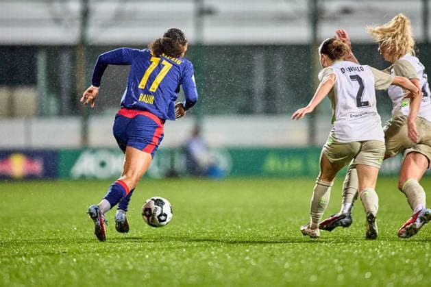 16.11.2025, GER, Frauenfußball, DFB Pokal, Achtelfinale, 2025 2026, RB Leipzig - SV Werder Bremen Lisa Baum (11, RB Leipzig), Rückansicht, mit Ball, vorbei an den Gegnerinnen Leipzig Trainingszentrum der Roten Bulle Sachsen Deutschland