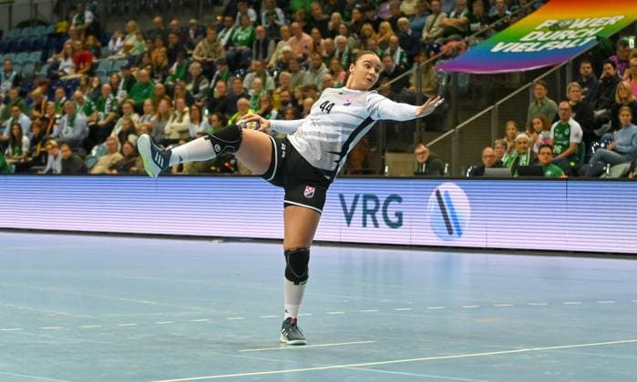 Karla Lovric (Dalmatinka Ploce, 44) beim Siebenmeter RK Dalmantinka Ploce vs. VfL Oldenburg, EHF European League Qualifikation, 3. Runde, Saison 2025 2026, 16.11.2025, RK Dalmantinka Ploce vs. VfL Oldenburg, EHF European League Qualifikation, 3. Runde, Saison 2025 2026, 16.11.2025 Oldenburg Copyright: xEibner-Pressefoto RobertxGertzenx EP_RGN