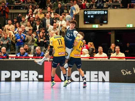 Soeren Steinhaus (Bergischer HC, 53) wird beim Wurf auf das Tor von Lukas Sandell (Rhein-Neckar Loewen, 11) und Gino Steenaerts (Rhein-Neckar Loewen, 14) geblockt Bergischer HC vs. Rhein-Neckar Loewen, Handball, 1. Bundesliga, 12. Spieltag, Saison 2025 2026, 16.11.2025 Bergischer HC vs. Rhein-Neckar Loewen, Handball, 1. Bundesliga, 12. Spieltag, Saison 2025 2026, 16.11.2025 Duesseldorf Copyright: xEibner-Pressefoto DamianxKruczynx EP_DKI