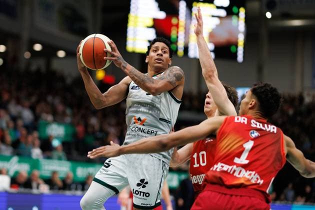 Eli Brooks (Gladiators Trier) im Zweikampf mit Justinian Jessup (FC Bayern Basketball) und Oscar da Silva (FC Bayern Basketball), Vet Concept Gladiators Trier vs FC Bayern Basketball, Basketball, BBL Pokal, Viertelfinale, Saison 2025 2026, 16.11.2025 Vet Concept Gladiators Trier vs FC Bayern Basketball, Basketball, BBL Pokal, Viertelfinale, Saison 2025 2026, 16.11.2025 Copyright: xEibner-Pressefoto AlexanderxNeisx EP_ANS
