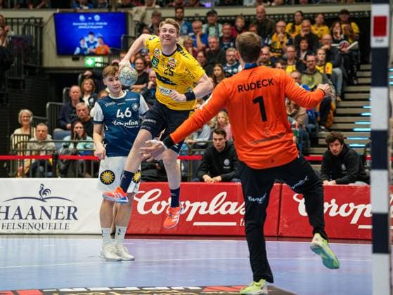 Haukur Thrastarson (Rhein-Neckar Loewen, 25) beim Sprungwurf gegen Christopher Rudeck (Bergischer HC, 01) Bergischer HC vs. Rhein-Neckar Loewen, Handball, 1. Bundesliga, 12. Spieltag, Saison 2025 2026, 16.11.2025 Bergischer HC vs. Rhein-Neckar Loewen, Handball, 1. Bundesliga, 12. Spieltag, Saison 2025 2026, 16.11.2025 Duesseldorf Copyright: xEibner-Pressefoto DamianxKruczynx EP_DKI