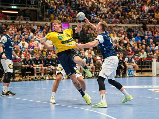 Edwin Aspenbaeck (Rhein-Neckar Loewen, 78) versucht den Ball ins Tor zu werfen. Lars Mitchell Kooij (Bergischer HC, 15) und Nico Schoettle (Bergischer HC, 08) versuchen ihn zu blocken Bergischer HC vs. Rhein-Neckar Loewen, Handball, 1. Bundesliga, 12. Spieltag, Saison 2025 2026, 16.11.2025 Bergischer HC vs. Rhein-Neckar Loewen, Handball, 1. Bundesliga, 12. Spieltag, Saison 2025 2026, 16.11.2025 Duesseldorf Copyright: xEibner-Pressefoto DamianxKruczynx EP_DKI