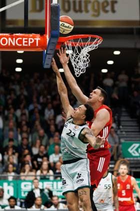 Nolan Adekunle (Gladiators Trier) im Zweikampf mit Johannes Voigtmann (FC Bayern Basketball), Vet Concept Gladiators Trier vs FC Bayern Basketball, Basketball, BBL Pokal, Viertelfinale, Saison 2025 2026, 16.11.2025 Vet Concept Gladiators Trier vs FC Bayern Basketball, Basketball, BBL Pokal, Viertelfinale, Saison 2025 2026, 16.11.2025 Copyright: xEibner-Pressefoto AlexanderxNeisx EP_ANS