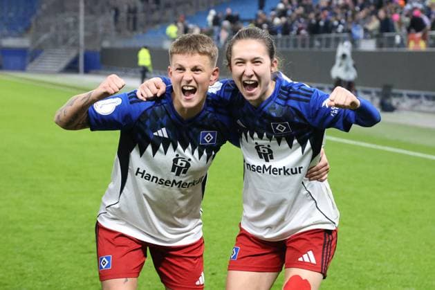 GER, xFSx ,Hamburg, HSV ,2. Runde DFB-Pokal der Frauen Fussball, DFL, Hamburger SV , Bayer 04 Leverkusen , am Hamburger Volksparkstadion , 16.11.2025 , v.l. Die Mannschaft vom Hamburger SV feiert den Sieg gegen Bayern 04 Leverkusen , Jobina Lahr (Hamburger SV ,31) ,Maria Mikolajova (Hamburger SV ,27) DFL regulations prohibit any use of photographs as image sequences and or quasi-video. Copyright: HMBxMedia FernandoxSoares