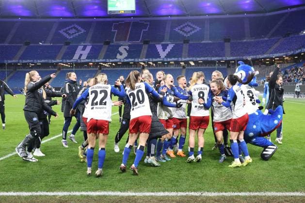 GER, xFSx ,Hamburg, HSV ,2. Runde DFB-Pokal der Frauen Fussball, DFL, Hamburger SV , Bayer 04 Leverkusen , am Hamburger Volksparkstadion , 16.11.2025 , v.l. Die Mannschaft vom Hamburger SV feiert den Sieg gegen Bayern 04 Leverkusen DFL regulations prohibit any use of photographs as image sequences and or quasi-video. Copyright: HMBxMedia FernandoxSoares