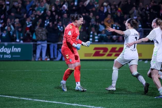 Mariella El Sherif (SV Werder Bremen Frauen, 39), Chiara D Angelo (SV Werder Bremen Frauen, 02), Emoeke Papai (SV Werder Bremen Frauen, 16) Jubel Freude nach dem Sieg im Elfmeterschiessen, RB Leipzig Frauen vs. SV Werder Bremen Frauen, Fussball, DFB-Pokal Frauen, Achtelfinale, Saison 2025 2026, 16.11.2025,¨ DFL REGULATIONS PROHIBIT ANY USE OF PHOTOGRAPHS AS IMAGE SEQUENCES AND OR QUASI-VIDEO,¨ RB Leipzig Frauen vs. SV Werder Bremen Frauen, Fussball, DFB-Pokal Frauen, Achtelfinale, Saison 2025 2026, 16.11.2025 Leipzig Copyright: xEibner-Pressefoto LauraxRoemerx EP_LRR