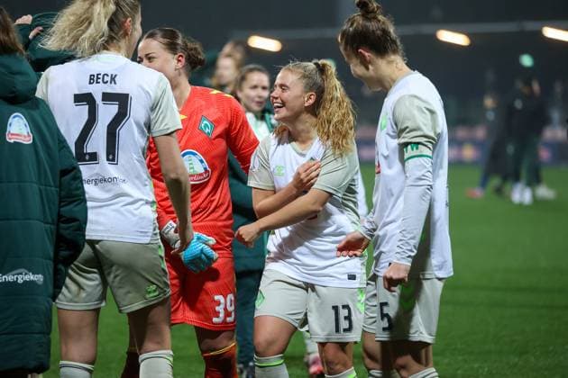 Ricarda Walking (SV Werder Bremen Frauen, 13) Jubel Freude nach dem Sieg im Elfmeterschiessen, RB Leipzig Frauen vs. SV Werder Bremen Frauen, Fussball, DFB-Pokal Frauen, Achtelfinale, Saison 2025 2026, 16.11.2025,¨ DFL REGULATIONS PROHIBIT ANY USE OF PHOTOGRAPHS AS IMAGE SEQUENCES AND OR QUASI-VIDEO,¨ RB Leipzig Frauen vs. SV Werder Bremen Frauen, Fussball, DFB-Pokal Frauen, Achtelfinale, Saison 2025 2026, 16.11.2025 Leipzig Copyright: xEibner-Pressefoto LauraxRoemerx EP_LRR