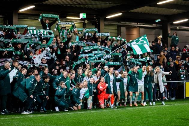 Mannschaft um Mariella El Sherif (SV Werder Bremen Frauen, 39) Jubel Freude nach dem Sieg im Elfmeterschiessen, posiert mit mitgereisten Fans, fanschals, Flaggen, RB Leipzig Frauen vs. SV Werder Bremen Frauen, Fussball, DFB-Pokal Frauen, Achtelfinale, Saison 2025 2026, 16.11.2025,¨ DFL REGULATIONS PROHIBIT ANY USE OF PHOTOGRAPHS AS IMAGE SEQUENCES AND OR QUASI-VIDEO,¨ RB Leipzig Frauen vs. SV Werder Bremen Frauen, Fussball, DFB-Pokal Frauen, Achtelfinale, Saison 2025 2026, 16.11.2025 Leipzig Copyright: xEibner-Pressefoto LauraxRoemerx EP_LRR