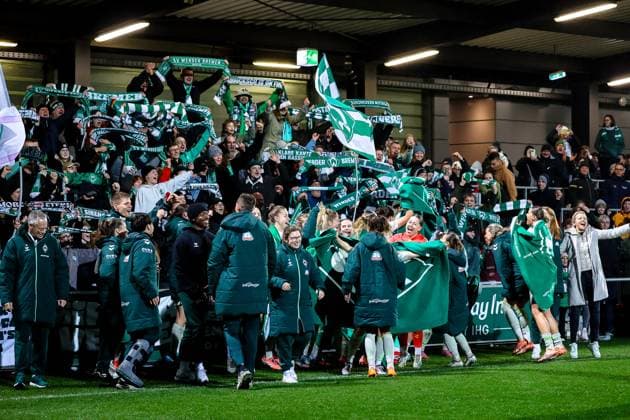 Mannschaft um Mariella El Sherif (SV Werder Bremen Frauen, 39) Jubel Freude nach dem Sieg im Elfmeterschiessen, posiert mit mitgereisten Fans, fanschals, Flaggen, , RB Leipzig Frauen vs. SV Werder Bremen Frauen, Fussball, DFB-Pokal Frauen, Achtelfinale, Saison 2025 2026, 16.11.2025,¨ DFL REGULATIONS PROHIBIT ANY USE OF PHOTOGRAPHS AS IMAGE SEQUENCES AND OR QUASI-VIDEO,¨ RB Leipzig Frauen vs. SV Werder Bremen Frauen, Fussball, DFB-Pokal Frauen, Achtelfinale, Saison 2025 2026, 16.11.2025 Leipzig Copyright: xEibner-Pressefoto LauraxRoemerx EP_LRR