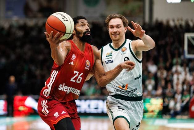 Spencer Dinwiddie (FC Bayern Basketball) im Zweikampf mit Marco Hollersbacher (Gladiators Trier), Vet Concept Gladiators Trier vs FC Bayern Basketball, Basketball, BBL Pokal, Viertelfinale, Saison 2025 2026, 16.11.2025 Vet Concept Gladiators Trier vs FC Bayern Basketball, Basketball, BBL Pokal, Viertelfinale, Saison 2025 2026, 16.11.2025 Copyright: xEibner-Pressefoto AlexanderxNeisx EP_ANS