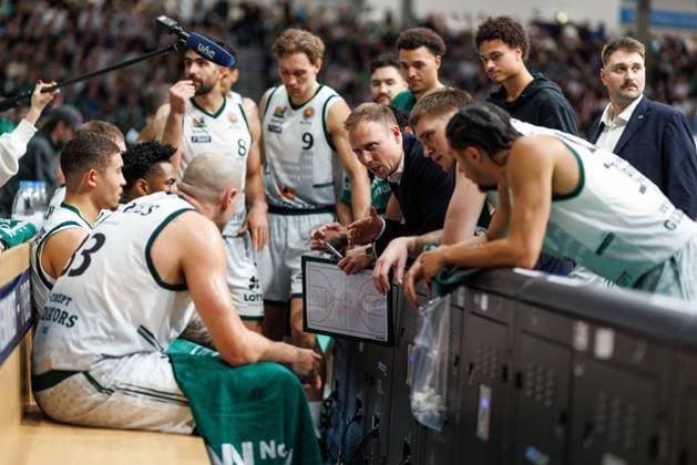 Jacques Schneider (Gladiators Trier) bei der Auszeitansprache, Vet Concept Gladiators Trier vs FC Bayern Basketball, Basketball, BBL Pokal, Viertelfinale, Saison 2025 2026, 16.11.2025 Vet Concept Gladiators Trier vs FC Bayern Basketball, Basketball, BBL Pokal, Viertelfinale, Saison 2025 2026, 16.11.2025 Copyright: xEibner-Pressefoto AlexanderxNeisx EP_ANS