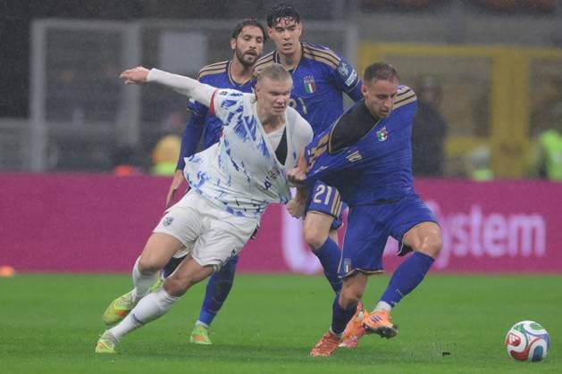 Milan, Italy, 16th November 2025. Erling Haaland of Norway clashes with Davide Frattesi of Italy during the Italy vs Norway FIFA World Cup, WM, Weltmeisterschaft, Fussball European Qualifying match at Giuseppe Meazza, Milan. Picture credit should read: Jonathan Moscrop Sportimage EDITORIAL USE ONLY. No use with unauthorised audio, video, data, fixture lists, club league logos or live services. Online in-match use limited to 120 images, no video emulation. No use in betting, games or single club league player publications. SPI_014_JM_ITALY_NORWAY_EQ SPI-4294-0014