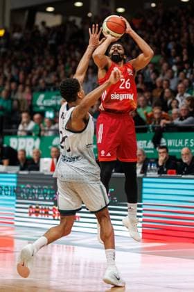 Spencer Dinwiddie (FC Bayern Basketball) beim wurf gegen Urald King (Gladiators Trier), Vet Concept Gladiators Trier vs FC Bayern Basketball, Basketball, BBL Pokal, Viertelfinale, Saison 2025 2026, 16.11.2025 Vet Concept Gladiators Trier vs FC Bayern Basketball, Basketball, BBL Pokal, Viertelfinale, Saison 2025 2026, 16.11.2025 Copyright: xEibner-Pressefoto AlexanderxNeisx EP_ANS