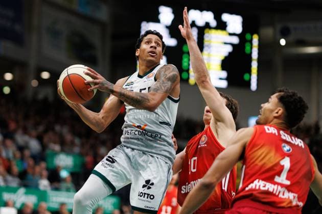 Eli Brooks (Gladiators Trier) im Zweikampf mit Justinian Jessup (FC Bayern Basketball) und Oscar da Silva (FC Bayern Basketball), Vet Concept Gladiators Trier vs FC Bayern Basketball, Basketball, BBL Pokal, Viertelfinale, Saison 2025 2026, 16.11.2025 Vet Concept Gladiators Trier vs FC Bayern Basketball, Basketball, BBL Pokal, Viertelfinale, Saison 2025 2026, 16.11.2025 Copyright: xEibner-Pressefoto AlexanderxNeisx EP_ANS