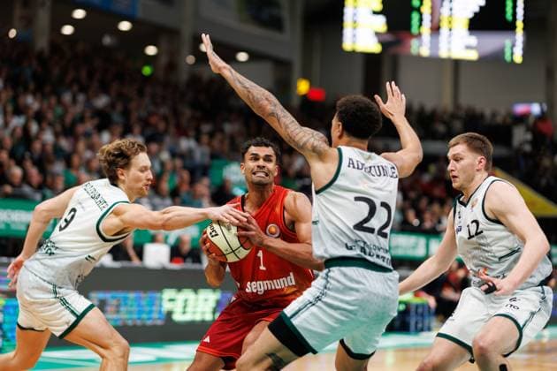 Oscar da Silva (FC Bayern Basketball) im Zweikampf mit Marco Hollersbacher (Gladiators Trier), Nolan Adekunle (Gladiators Trier) und Marten Linssen (Gladiators Trier), Vet Concept Gladiators Trier vs FC Bayern Basketball, Basketball, BBL Pokal, Viertelfinale, Saison 2025 2026, 16.11.2025 Vet Concept Gladiators Trier vs FC Bayern Basketball, Basketball, BBL Pokal, Viertelfinale, Saison 2025 2026, 16.11.2025 Copyright: xEibner-Pressefoto AlexanderxNeisx EP_ANS