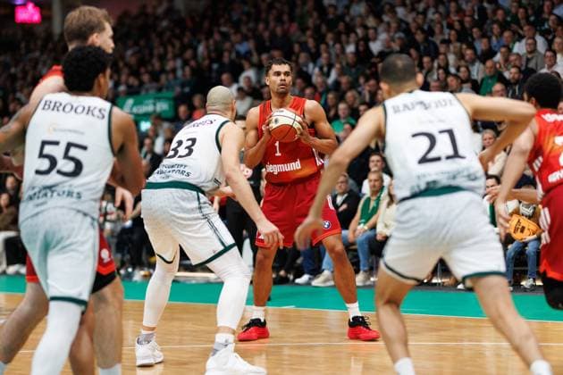 Oscar da Silva (FC Bayern Basketball) im Zweikampf mit Maik Zirbes (Gladiators Trier) und Evans Rapieque (Gladiators Trier), Vet Concept Gladiators Trier vs FC Bayern Basketball, Basketball, BBL Pokal, Viertelfinale, Saison 2025 2026, 16.11.2025 Vet Concept Gladiators Trier vs FC Bayern Basketball, Basketball, BBL Pokal, Viertelfinale, Saison 2025 2026, 16.11.2025 Copyright: xEibner-Pressefoto AlexanderxNeisx EP_ANS