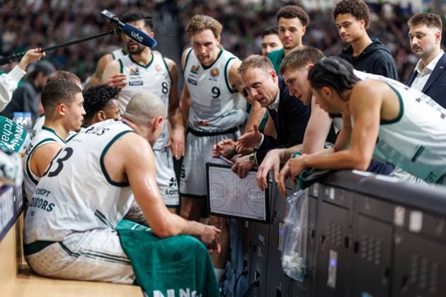 Jacques Schneider (Gladiators Trier) bei der Auszeitansprache, Vet Concept Gladiators Trier vs FC Bayern Basketball, Basketball, BBL Pokal, Viertelfinale, Saison 2025 2026, 16.11.2025 Vet Concept Gladiators Trier vs FC Bayern Basketball, Basketball, BBL Pokal, Viertelfinale, Saison 2025 2026, 16.11.2025 Copyright: xEibner-Pressefoto AlexanderxNeisx EP_ANS