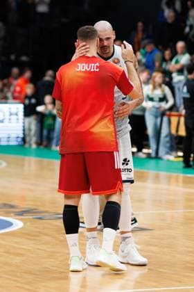 Stefan Jovic (FC Bayern Basketball) und Maik Zirbes (Gladiators Trier) nach dem Spiel, Vet Concept Gladiators Trier vs FC Bayern Basketball, Basketball, BBL Pokal, Viertelfinale, Saison 2025 2026, 16.11.2025 Vet Concept Gladiators Trier vs FC Bayern Basketball, Basketball, BBL Pokal, Viertelfinale, Saison 2025 2026, 16.11.2025 Copyright: xEibner-Pressefoto AlexanderxNeisx EP_ANS