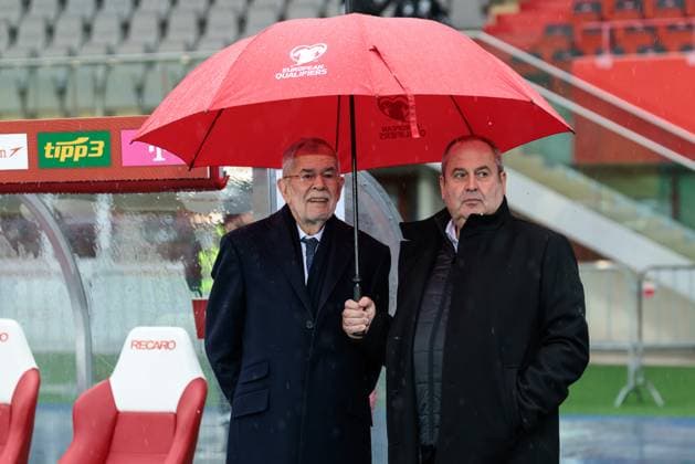 SOCCER - FIFA WC quali, AUT vs BIH VIENNA,AUSTRIA,17.NOV.25 - FIFA World Cup, WM, Weltmeisterschaft, Fussball 2026, European Qualifiers, group stage, OEFB international match, Länderspiel, Nationalmannschaft Austria vs Bosnia and Herzegovina, preview, training AUT. Image shows president Alexander Van der Bellen (Austria) and president Josef Proell (OEFB). GEPAxpictures xArminxRauthner
