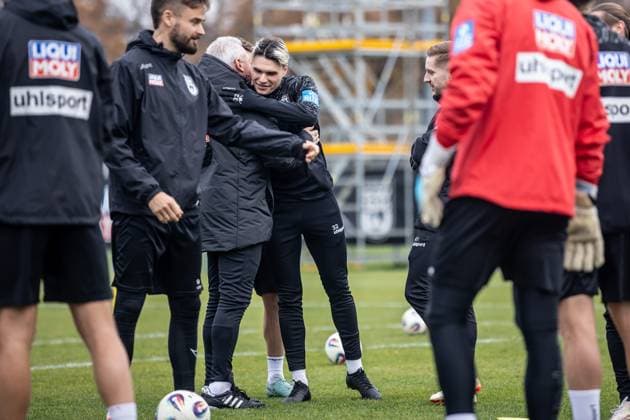 Fussball, Saison 2025 2026, 3. Liga, Trainingsplatz am Donaustadion, Öffentliches Training SSV Ulm 1846 Fußball, 17.11.2025 17.11.2025, Fussball, Saison 2025 2026, 3. Liga, Trainingsplatz am Donaustadion, Öffentliches Training SSV Ulm 1846 Fußball, erste Einheit vom neuen Cheftrainer Pavel Dotchev (SSV Ulm 1846 Fußball) Foto: Lucca Fundel Ulm Trainingsplatz am Donaustadion Baden-Württemberg Deutschland