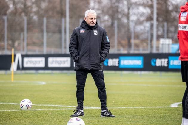 Fussball, Saison 2025 2026, 3. Liga, Trainingsplatz am Donaustadion, Öffentliches Training SSV Ulm 1846 Fußball, 17.11.2025 17.11.2025, Fussball, Saison 2025 2026, 3. Liga, Trainingsplatz am Donaustadion, Öffentliches Training SSV Ulm 1846 Fußball, erste Einheit vom neuen Cheftrainer Pavel Dotchev (SSV Ulm 1846 Fußball) Foto: Lucca Fundel Ulm Trainingsplatz am Donaustadion Baden-Württemberg Deutschland