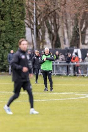 Fussball, Saison 2025 2026, 3. Liga, Trainingsplatz am Donaustadion, Öffentliches Training SSV Ulm 1846 Fußball, 17.11.2025 17.11.2025, Fussball, Saison 2025 2026, 3. Liga, Trainingsplatz am Donaustadion, Öffentliches Training SSV Ulm 1846 Fußball, erste Einheit vom neuen Cheftrainer Pavel Dotchev (SSV Ulm 1846 Fußball) Foto: Lucca Fundel Ulm Trainingsplatz am Donaustadion Baden-Württemberg Deutschland