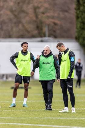 Fussball, Saison 2025 2026, 3. Liga, Trainingsplatz am Donaustadion, Öffentliches Training SSV Ulm 1846 Fußball, 17.11.2025 17.11.2025, Fussball, Saison 2025 2026, 3. Liga, Trainingsplatz am Donaustadion, Öffentliches Training SSV Ulm 1846 Fußball, erste Einheit vom neuen Cheftrainer Pavel Dotchev (SSV Ulm 1846 Fußball) Foto: Lucca Fundel Ulm Trainingsplatz am Donaustadion Baden-Württemberg Deutschland