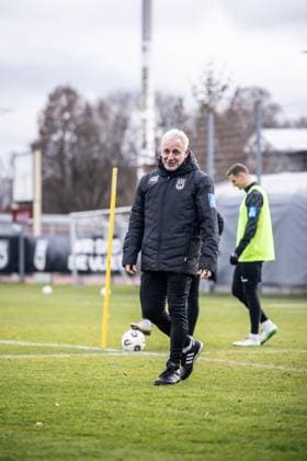 Fussball, Saison 2025 2026, 3. Liga, Trainingsplatz am Donaustadion, Öffentliches Training SSV Ulm 1846 Fußball, 17.11.2025 17.11.2025, Fussball, Saison 2025 2026, 3. Liga, Trainingsplatz am Donaustadion, Öffentliches Training SSV Ulm 1846 Fußball, erste Einheit vom neuen Cheftrainer Pavel Dotchev (SSV Ulm 1846 Fußball) Foto: Lucca Fundel Ulm Trainingsplatz am Donaustadion Baden-Württemberg Deutschland