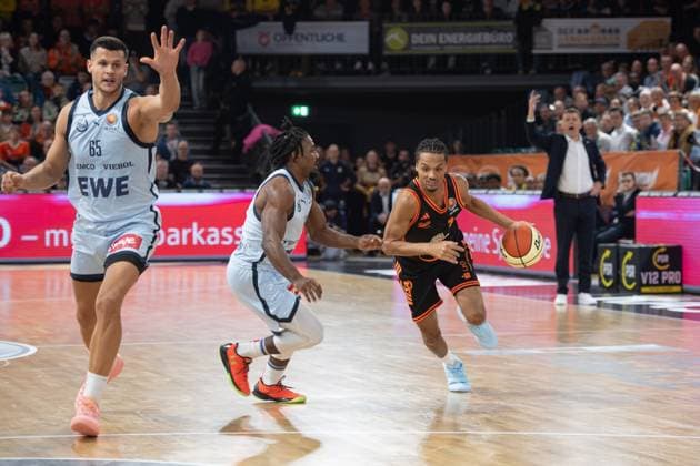 GER, Basketball, BBL Pokal, Viertelfinale, Rasta Vechta vs EWE Baskets Oldenburg 17.11..2025, Rasta Dome, Vechta, GER, BBL Pokal, Viertelfinale, Rasta Vechta vs EWE Baskets Oldenburg, im Bild Alonzo VERGE JR. ( Rasta Vechta 11 ) Chris CLEMONS ( EWE Baskets Oldenburg 3 ) Filip STANIC ( EWE Baskets Oldenburg 65 )