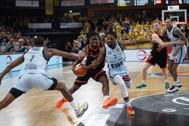 GER, Basketball, BBL Pokal, Viertelfinale, Rasta Vechta vs EWE Baskets Oldenburg 17.11..2025, Rasta Dome, Vechta, GER, BBL Pokal, Viertelfinale, Rasta Vechta vs EWE Baskets Oldenburg, im Bild TJ BAMBA ( Rasta Vechta 5 ) Dakarai TUCKER ( EWE Baskets Oldenburg 7 ) Chris CLEMONS ( EWE Baskets Oldenburg 3 ) Lars THIEMANN ( Rasta Vechta 21 ) Michale KYSER ( EWE Baskets Oldenburg 12 )