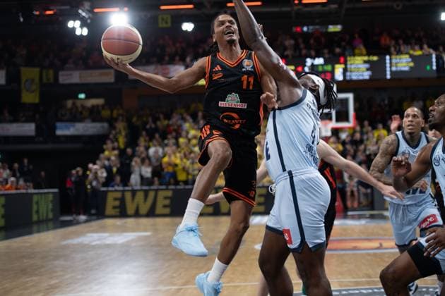 GER, Basketball, BBL Pokal, Viertelfinale, Rasta Vechta vs EWE Baskets Oldenburg 17.11..2025, Rasta Dome, Vechta, GER, BBL Pokal, Viertelfinale, Rasta Vechta vs EWE Baskets Oldenburg, im Bild Alonzo VERGE JR. ( Rasta Vechta 11 ) Brain FOBBS ( EWE Baskets Oldenburg 4 )