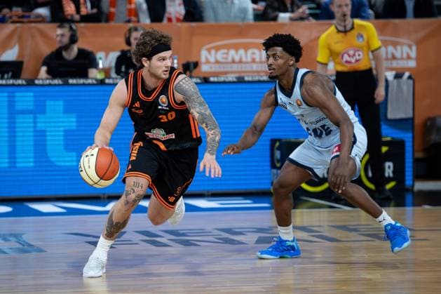 GER, Basketball, BBL Pokal, Viertelfinale, Rasta Vechta vs EWE Baskets Oldenburg 17.11..2025, Rasta Dome, Vechta, GER, BBL Pokal, Viertelfinale, Rasta Vechta vs EWE Baskets Oldenburg, im Bild Neuzugang Booker COPLIN( Rasta Vechta 30 ) Jon il FUGETT ( EWE Baskets Oldenburg 19 )
