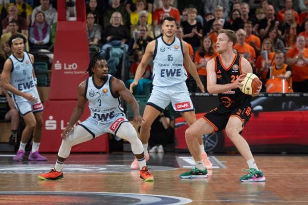 GER, Basketball, BBL Pokal, Viertelfinale, Rasta Vechta vs EWE Baskets Oldenburg 17.11..2025, Rasta Dome, Vechta, GER, BBL Pokal, Viertelfinale, Rasta Vechta vs EWE Baskets Oldenburg, im Bild Lars THIEMANN ( Rasta Vechta 21 ) Chris CLEMONS ( EWE Baskets Oldenburg 3 ) Filip STANIC ( EWE Baskets Oldenburg 65 ) Nicholas TISCHLER ( EWE Baskets Oldenburg 11 )