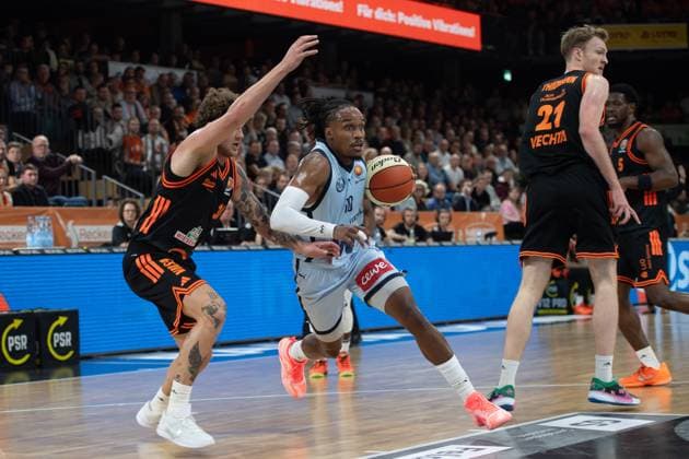 GER, Basketball, BBL Pokal, Viertelfinale, Rasta Vechta vs EWE Baskets Oldenburg 17.11..2025, Rasta Dome, Vechta, GER, BBL Pokal, Viertelfinale, Rasta Vechta vs EWE Baskets Oldenburg, im Bild James WOODARD ( EWE Baskets Oldenburg 10 ) Booker COPLIN( Rasta Vechta 30 ) Lars THIEMANN ( Rasta Vechta 21 )
