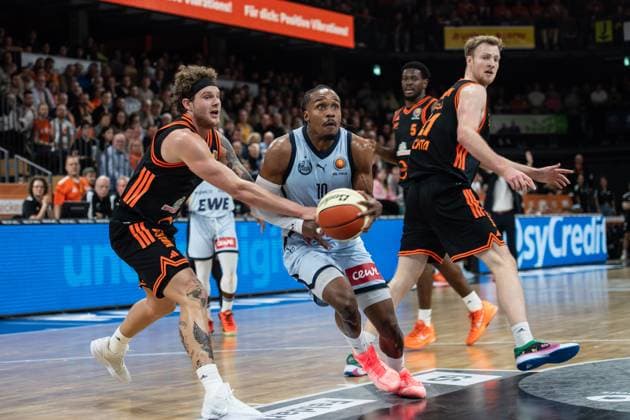 GER, Basketball, BBL Pokal, Viertelfinale, Rasta Vechta vs EWE Baskets Oldenburg 17.11..2025, Rasta Dome, Vechta, GER, BBL Pokal, Viertelfinale, Rasta Vechta vs EWE Baskets Oldenburg, im Bild James WOODARD ( EWE Baskets Oldenburg 10 ) Booker COPLIN( Rasta Vechta 30 ) Lars THIEMANN ( Rasta Vechta 21 )