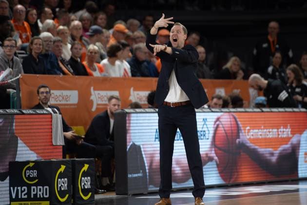 GER, Basketball, BBL Pokal, Viertelfinale, Rasta Vechta vs EWE Baskets Oldenburg 17.11..2025, Rasta Dome, Vechta, GER, BBL Pokal, Viertelfinale, Rasta Vechta vs EWE Baskets Oldenburg, im Bild an der Seitenlinie Christian HELD ( Rasta Vechta Heachcoach )