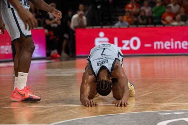 GER, Basketball, BBL Pokal, Viertelfinale, Rasta Vechta vs EWE Baskets Oldenburg 17.11..2025, Rasta Dome, Vechta, GER, BBL Pokal, Viertelfinale, Rasta Vechta vs EWE Baskets Oldenburg, im Bild am Boden Dakarai TUCKER ( EWE Baskets Oldenburg 7 )