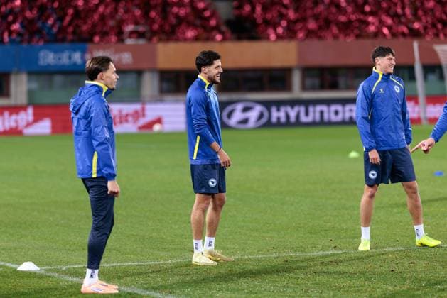 SOCCER - FIFA WC quali, AUT vs BIH VIENNA,AUSTRIA,17.NOV.25 - FIFA World Cup, WM, Weltmeisterschaft, Fussball 2026, European Qualifiers, group stage, OEFB international match, Länderspiel, Nationalmannschaft Austria vs Bosnia and Herzegovina, preview, training BIH. Image shows Amar Dedic, Emir Karic and Arjan Malic (BIH). GEPAxpictures xArminxRauthner