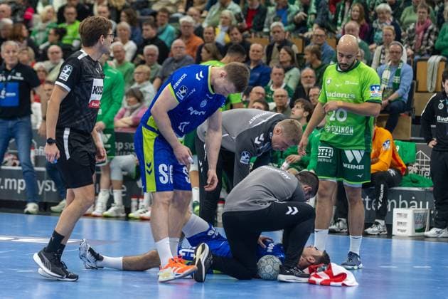 Joao Gomes (VfL Gummersbach, 03) verletzt sich, David Cyrill Akakpo (HSG Wetzlar, 20) GER, HSG Wetzlar vs VfL Gummersbach, Handball, 1. Bundesliga Herren, 12. Spieltag, Spielzeit 2025 2026, 17.11.2025 GER, HSG Wetzlar vs VfL Gummersbach, Handball, 1. Bundesliga Herren, 12. Spieltag, Spielzeit 2025 2026, 17.11.2025 Wetzlar Copyright: xEibner-Pressefoto GerhardxWingenx EP_GWR