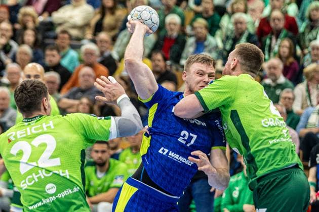 Kristjan Horzen (VfL Gummersbach, 27) vs Justin Mueller (HSG Wetzlar, 25), Jona Schoch (HSG Wetzlar, 22) GER, HSG Wetzlar vs VfL Gummersbach, Handball, 1. Bundesliga Herren, 12. Spieltag, Spielzeit 2025 2026, 17.11.2025 GER, HSG Wetzlar vs VfL Gummersbach, Handball, 1. Bundesliga Herren, 12. Spieltag, Spielzeit 2025 2026, 17.11.2025 Wetzlar Copyright: xEibner-Pressefoto GerhardxWingenx EP_GWR
