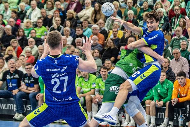 Julian Koester (VfL Gummersbach, 07) passt auf Kristjan Horzen (VfL Gummersbach, 27) GER, HSG Wetzlar vs VfL Gummersbach, Handball, 1. Bundesliga Herren, 12. Spieltag, Spielzeit 2025 2026, 17.11.2025 GER, HSG Wetzlar vs VfL Gummersbach, Handball, 1. Bundesliga Herren, 12. Spieltag, Spielzeit 2025 2026, 17.11.2025 Wetzlar Copyright: xEibner-Pressefoto GerhardxWingenx EP_GWR