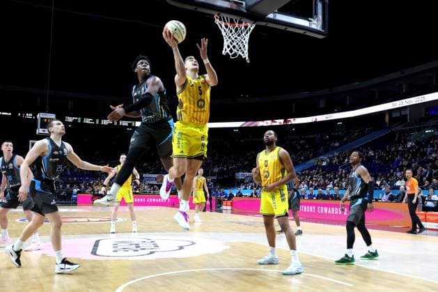 DEU, Pokal-Viertelfinale, ALBA vs. Bayern Muenchen, 17.11.2025, Uber-Arena, Berlin, DEU, Pokal-Viertelfinale, ALBA vs. Bayern Muenchen, im Bild Sam Griesel (ALBA Berlin 5), Great Osobor (Jena 1)