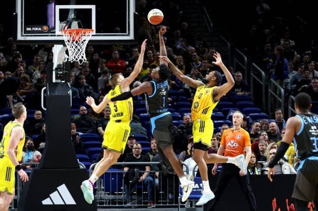 DEU, Pokal-Viertelfinale, ALBA vs. Bayern Muenchen, 17.11.2025, Uber-Arena, Berlin, DEU, Pokal-Viertelfinale, ALBA vs. Bayern Muenchen, im Bild Sam Griesel (ALBA Berlin 5), J Wan Roberts (ALBA Berlin 13), Great Osobor (Jena 1)