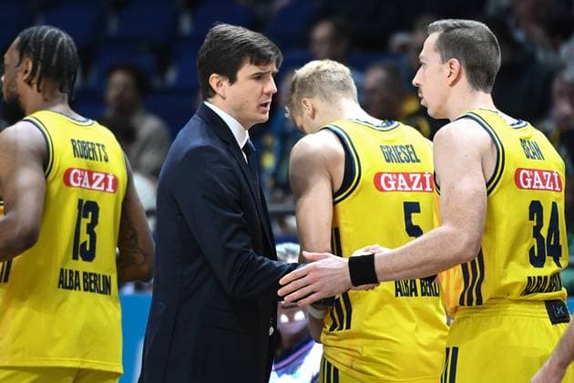 Pedro Calles (ALBA Berlin, Chef-Trainer) GER, Alba Berlin gegen Science City Jena, Basketball, BBL Pokal, Saison 2025 2026, Viertefinale, 17.11.2025 GER, Alba Berlin gegen Science City Jena, Basketball, BBL Pokal, Saison 2025 2026, Viertefinale, 17.11.2025 Berlin Copyright: xEibner-Pressefoto RyanxSleimanx EP_RSN