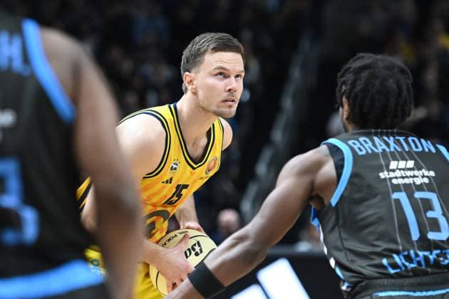 Martin Hermannsson (ALBA Berlin, 15) GER, Alba Berlin gegen Science City Jena, Basketball, BBL Pokal, Saison 2025 2026, Viertefinale, 17.11.2025 GER, Alba Berlin gegen Science City Jena, Basketball, BBL Pokal, Saison 2025 2026, Viertefinale, 17.11.2025 Berlin Copyright: xEibner-Pressefoto RyanxSleimanx EP_RSN