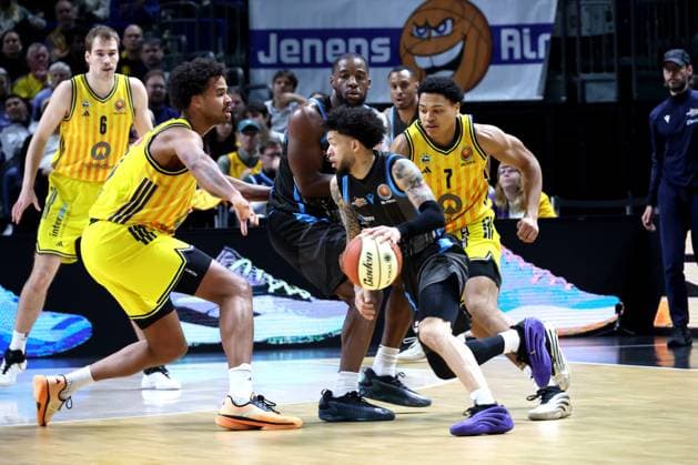DEU, Pokal-Viertelfinale, ALBA vs. Bayern Muenchen, 17.11.2025, Uber-Arena, Berlin, DEU, Pokal-Viertelfinale, ALBA vs. Bayern Muenchen, im Bild Norris Agbakoko (ALBA Berlin 17), TJack Kayil( ALBA Berlin 7), avian Dunn-Martin (Jena 0)