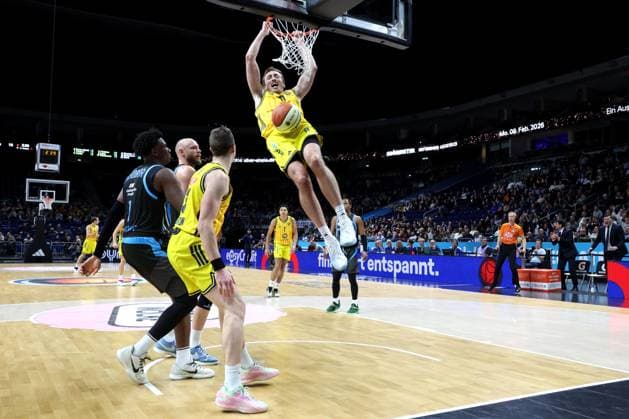 DEU, Pokal-Viertelfinale, ALBA vs. Bayern Muenchen, 17.11.2025, Uber-Arena, Berlin, DEU, Pokal-Viertelfinale, ALBA vs. Bayern Muenchen, im Bild dunking von Moses Wood (ALBA Berlin 11), Justin Bean (ALBA Berlin 34), Great Osobor (Jena 1)