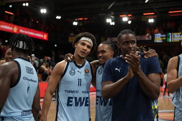 GER, Basketball, BBL Pokal, Viertelfinale, Rasta Vechta vs EWE Baskets Oldenburg 17.11..2025, Rasta Dome, Vechta, GER, BBL Pokal, Viertelfinale, Rasta Vechta vs EWE Baskets Oldenburg, im Bild Nicholas TISCHLER ( EWE Baskets Oldenburg 11 ) und James WOODARD ( EWE Baskets Oldenburg 10 )