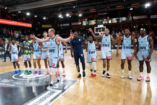 GER, Basketball, BBL Pokal, Viertelfinale, Rasta Vechta vs EWE Baskets Oldenburg 17.11..2025, Rasta Dome, Vechta, GER, BBL Pokal, Viertelfinale, Rasta Vechta vs EWE Baskets Oldenburg, im Bild auf zu den Fans Seth HINRICHS ( EWE Baskets Oldenburg 21 ) geht voran